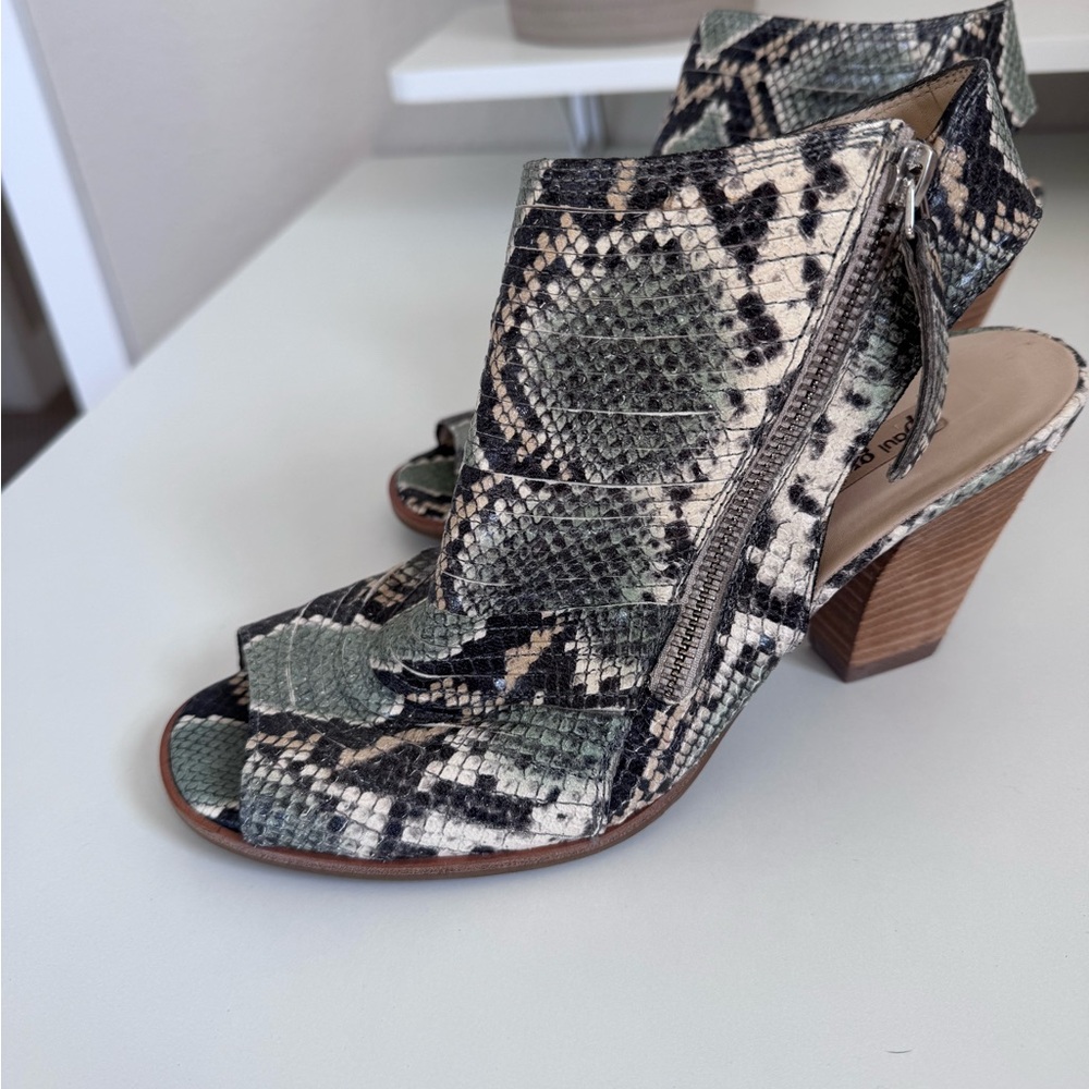 Paul Green Black and Green Heels with Chunky Heel